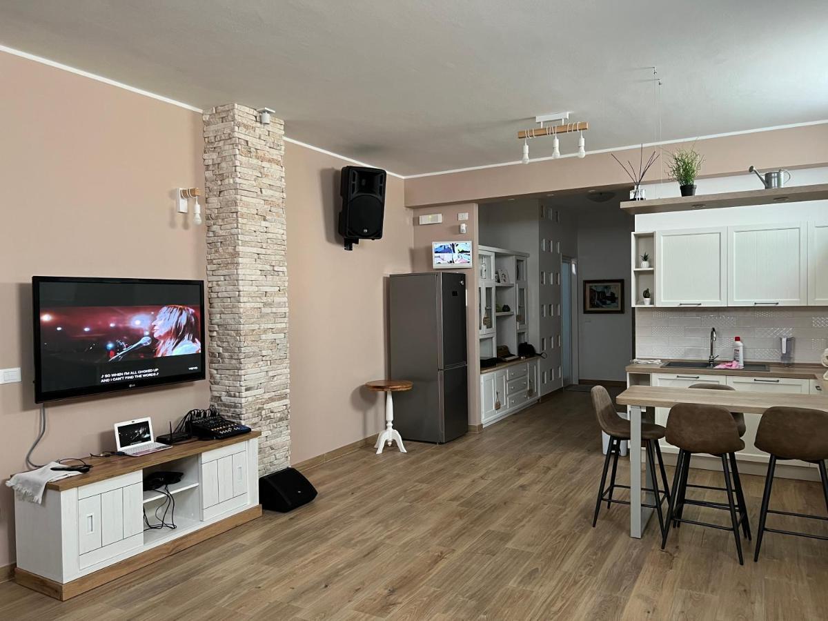 Tavernetta Open Space Apartment Specchia Bagian luar foto